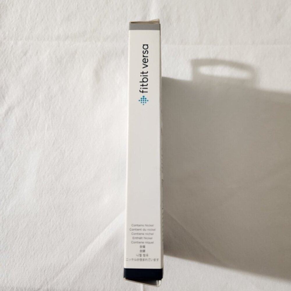 Fitbit Versa Smart Watch Classic Band Bracelet Classique White Size Large NWT - Picture 2 of 5